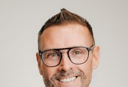 Jon Walker, Axa